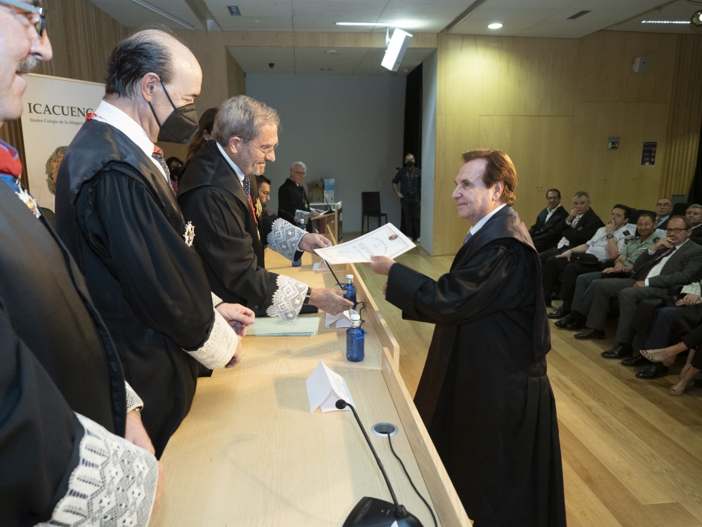 ESTREGA DIPLOMAS A LOS COLEGIADOS CON MÁS DE 25 AÑOS DE EJERCICIO EN LA ABOGACÍA Y MÁS DE 45